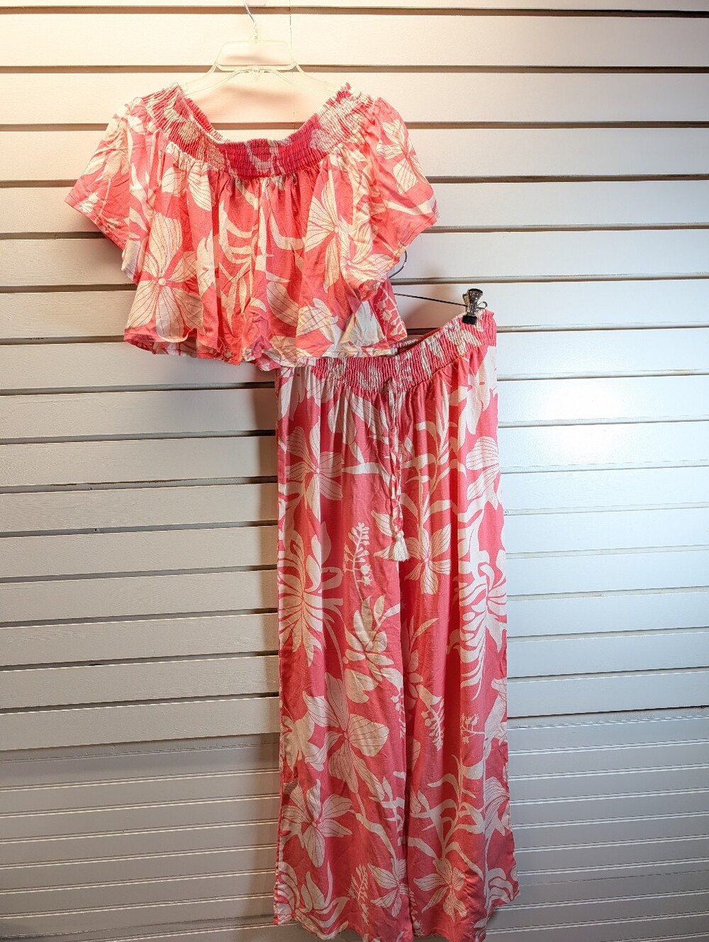 Kiwi and Punch Pink and White Tropical Floral Set Large NWOT